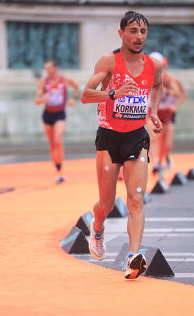 epa10807081 Salih Korkmaz of Turkey competes in the Men's 20 Kilometres Walk at the World Athletics Championships in Budapest, Hungary, 19 August 2023.  EPA-EFE/Istvan Derencsenyi HUNGARY OUT